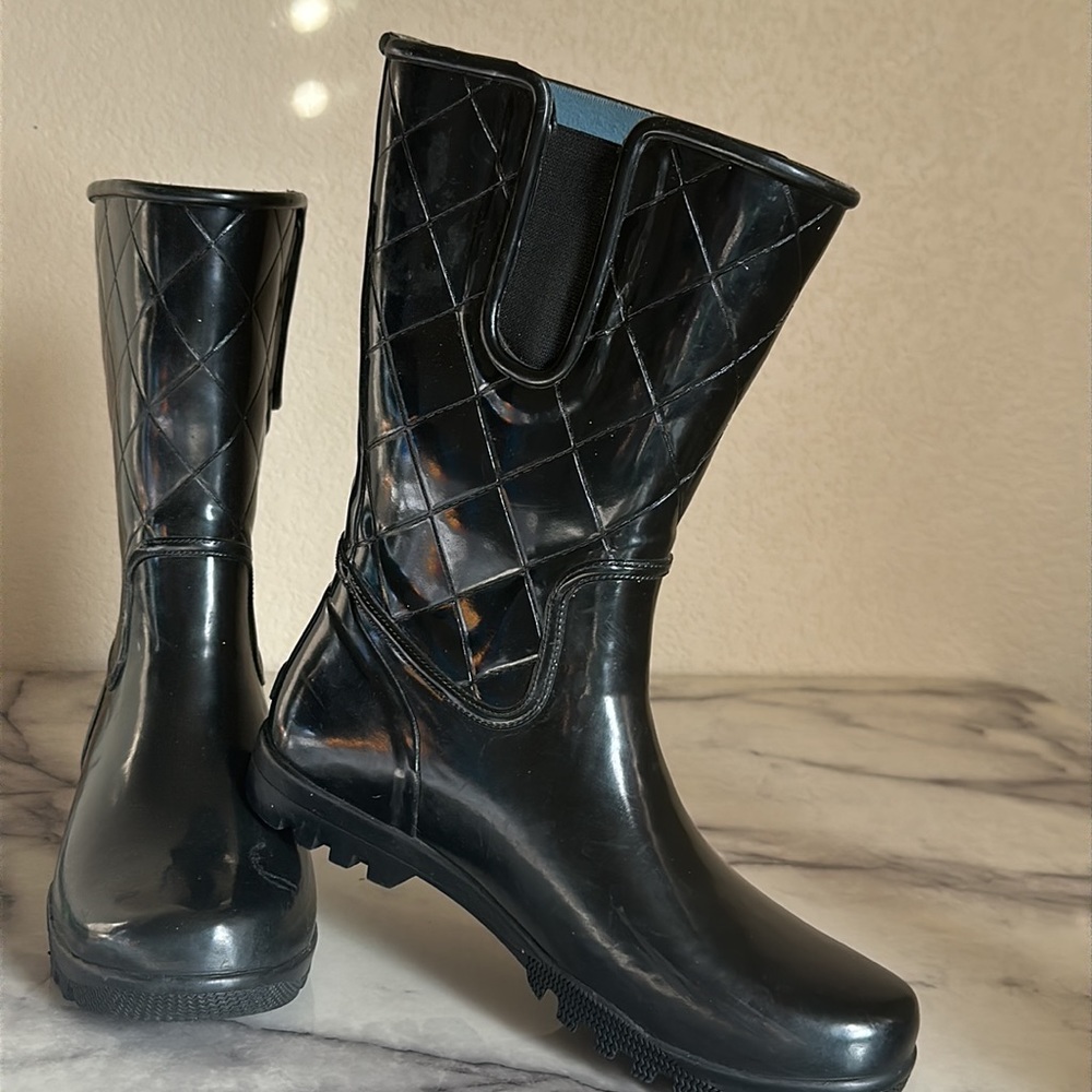 SPERRY Woman’s Waterproof Rubber Boots, Size 8 ( black)..EXCELLENT CONDITION